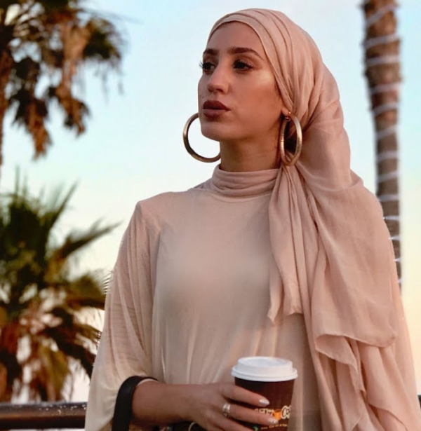 Turban dengan aksen knot di samping